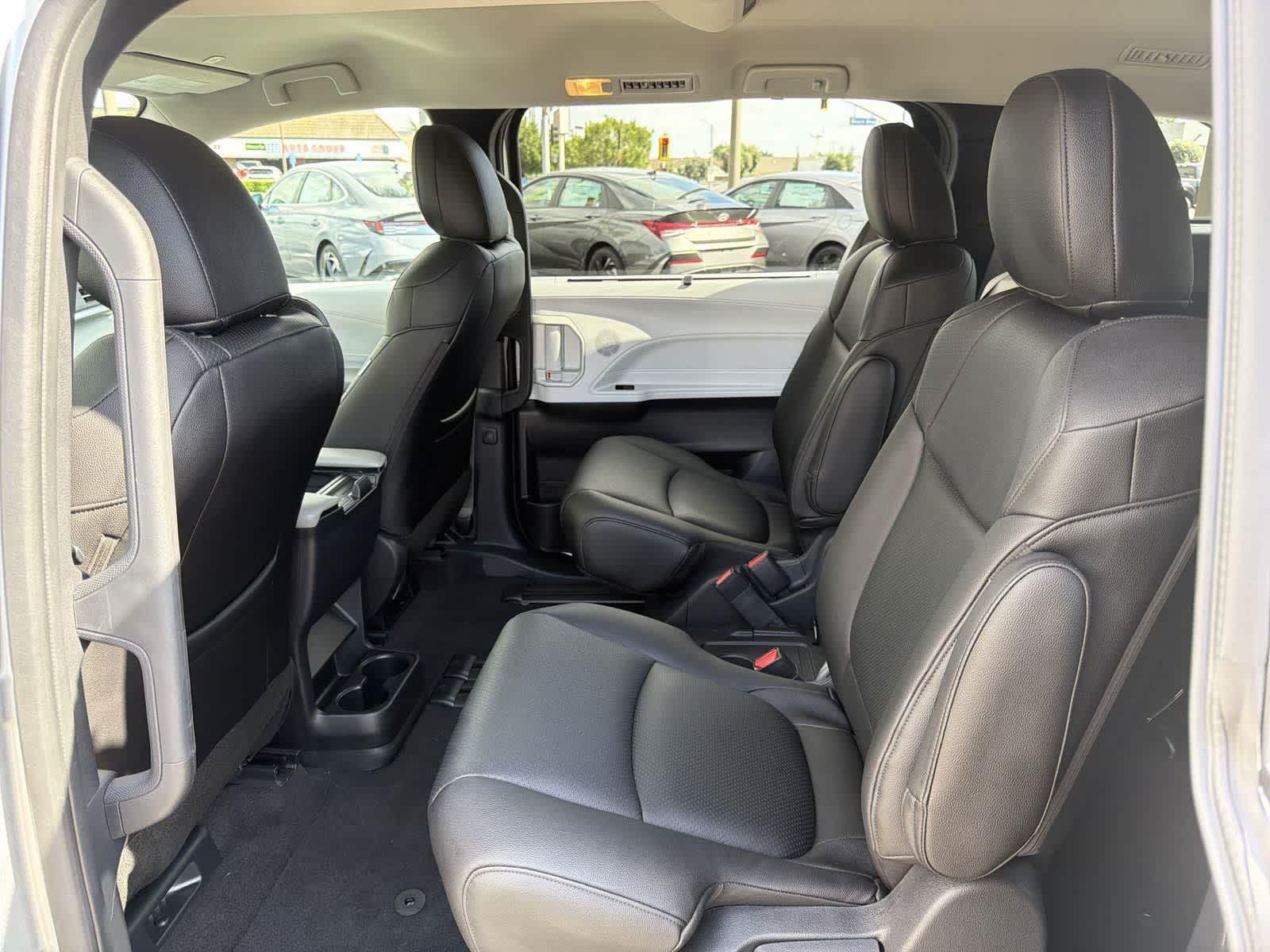 Thumbnail: 2025 Toyota Sienna - 27