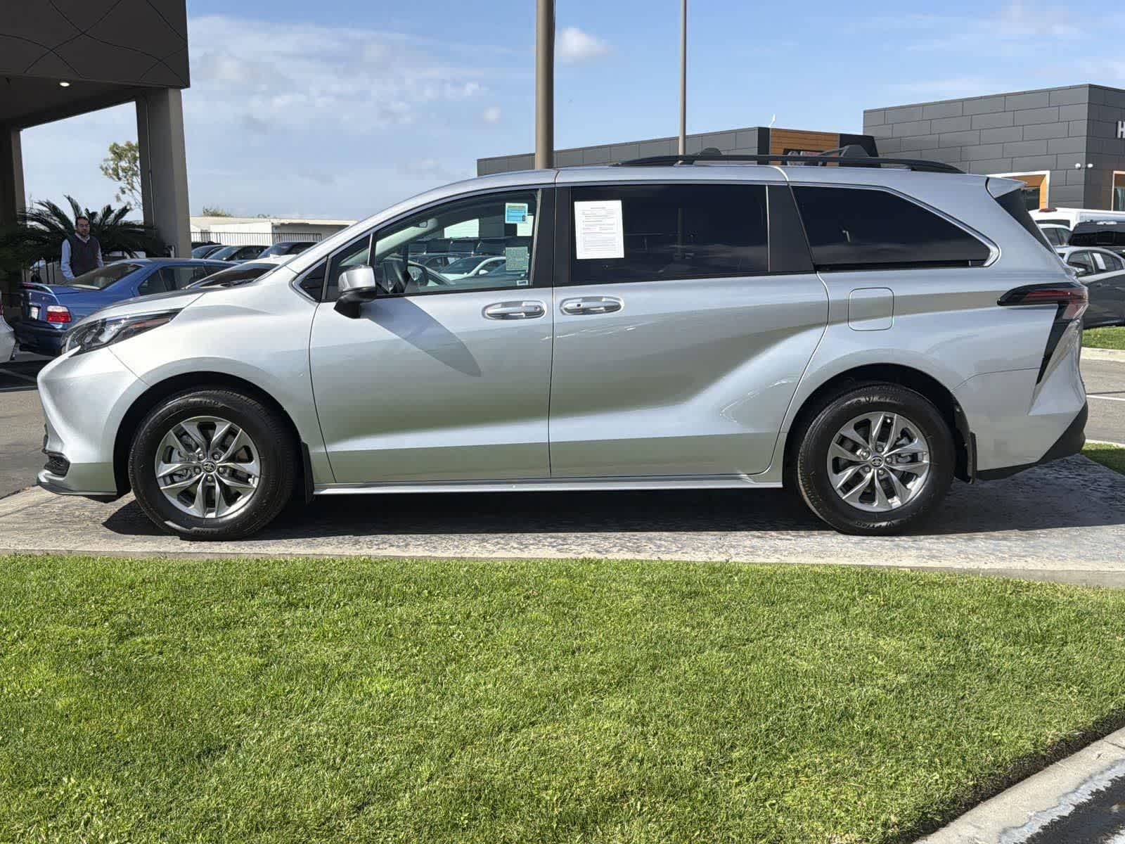 Thumbnail: 2025 Toyota Sienna - 3