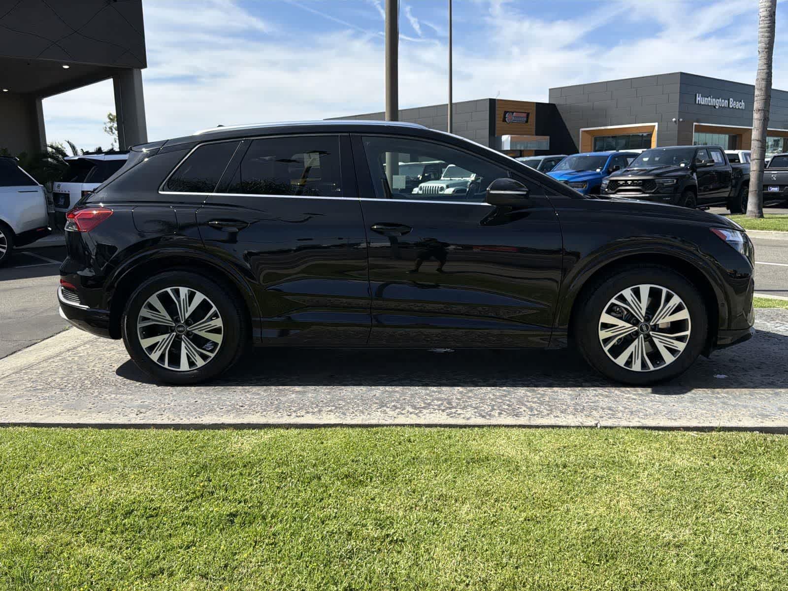 Thumbnail: 2023 Audi Q4 e-tron - 7