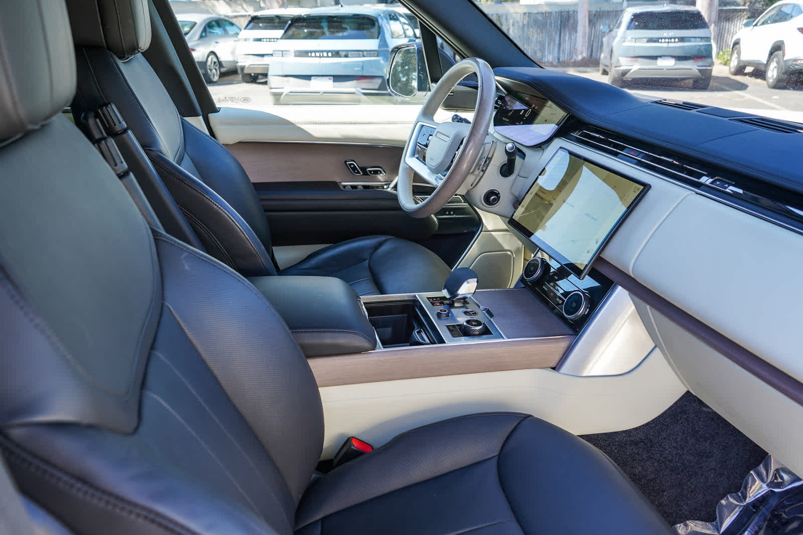 Thumbnail: 2023 Land Rover Range Rover - 19