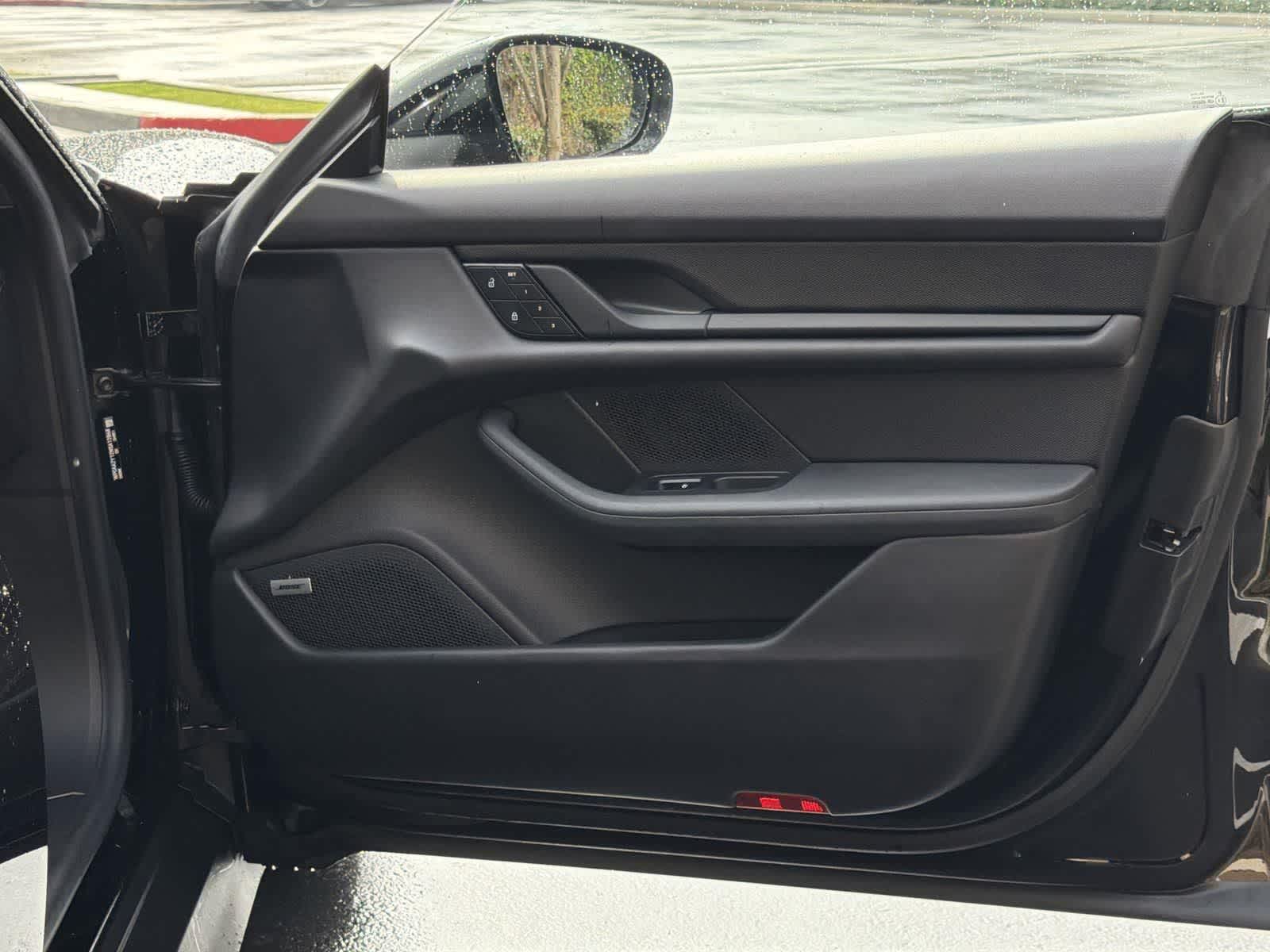 Thumbnail: 2022 Porsche Taycan - 32