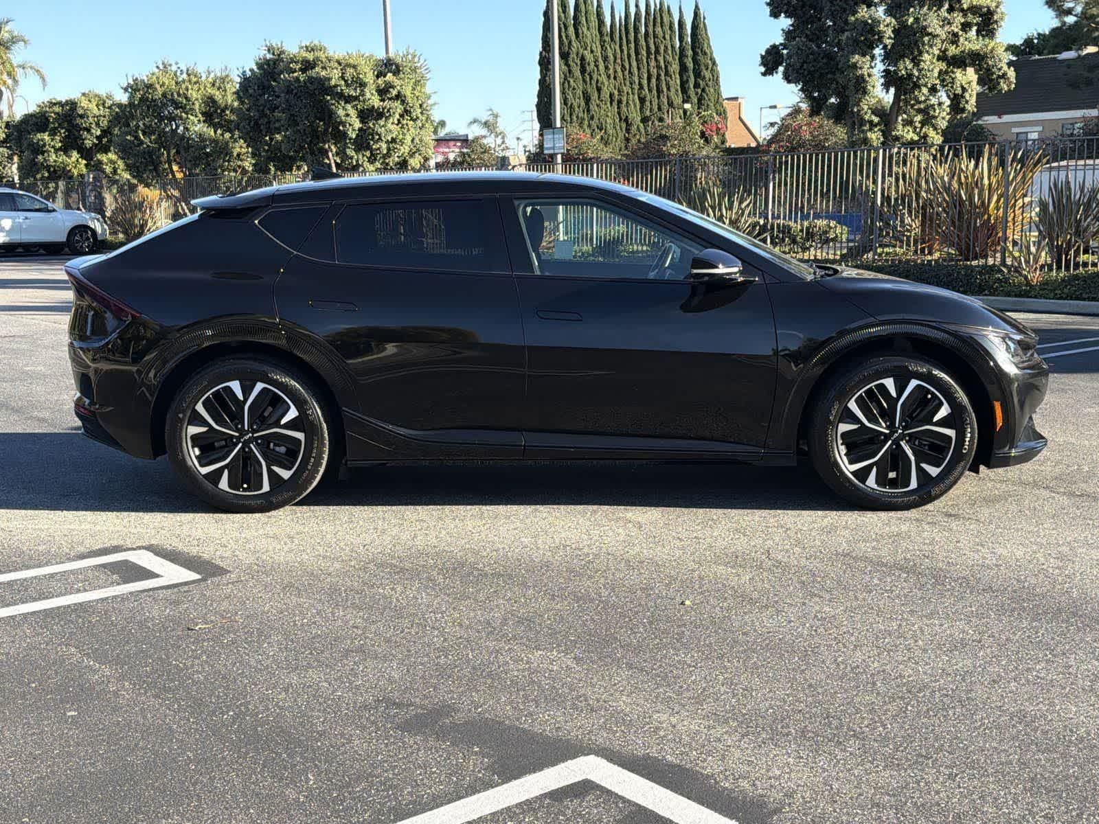 Thumbnail: 2022 Kia EV6 - 3