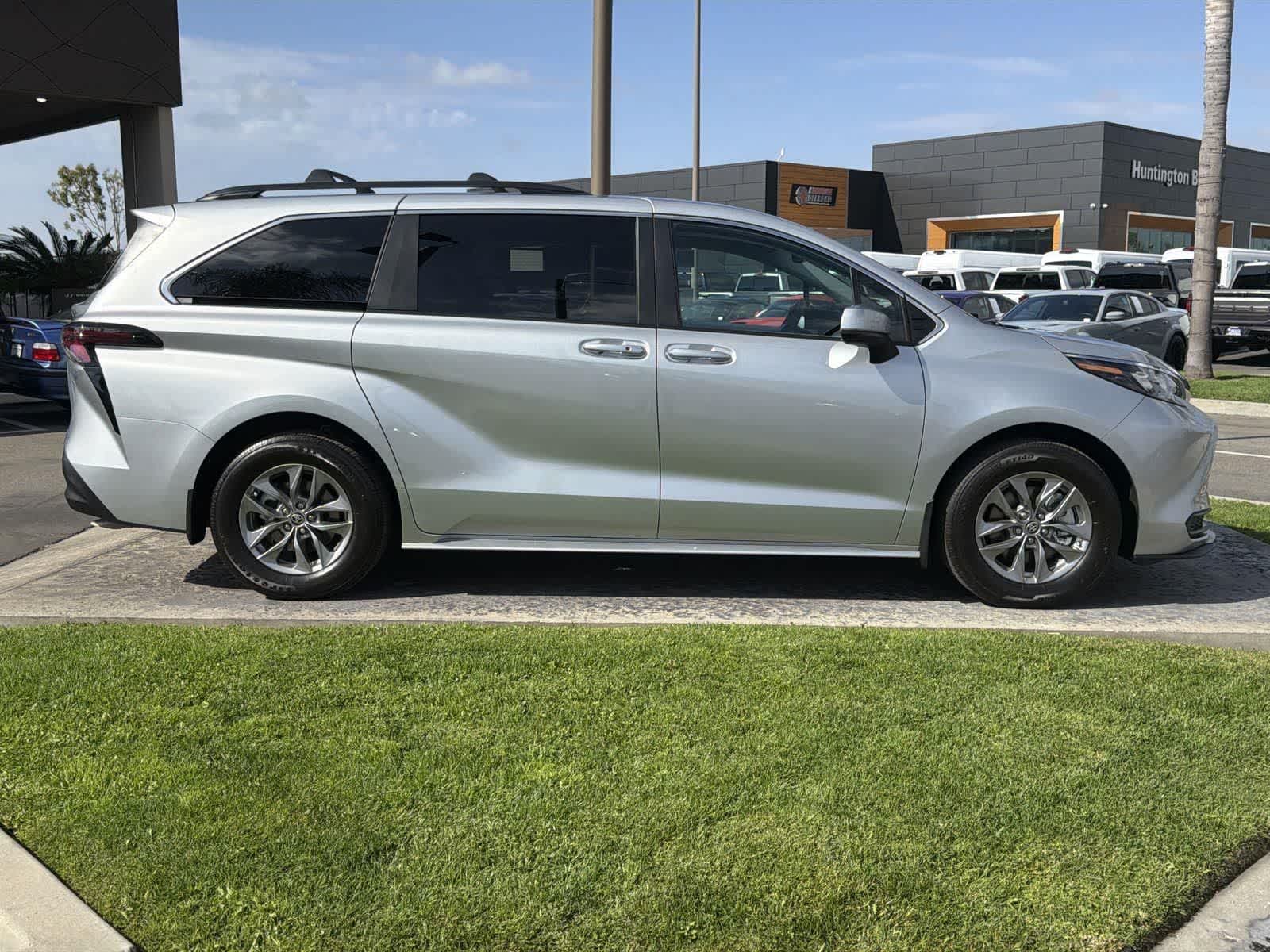 Thumbnail: 2025 Toyota Sienna - 7