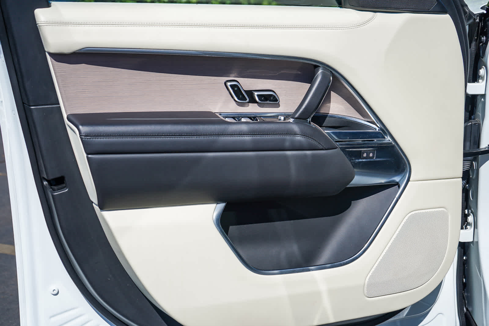 Thumbnail: 2023 Land Rover Range Rover - 23