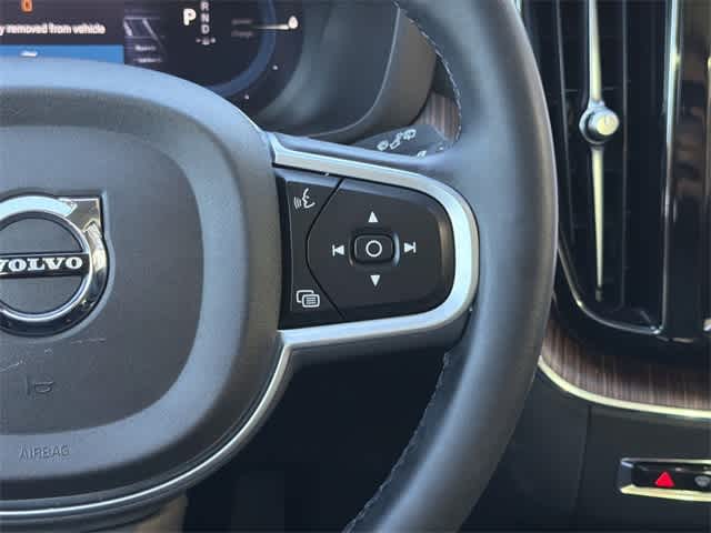 Thumbnail: 2022 Volvo XC60 - 14