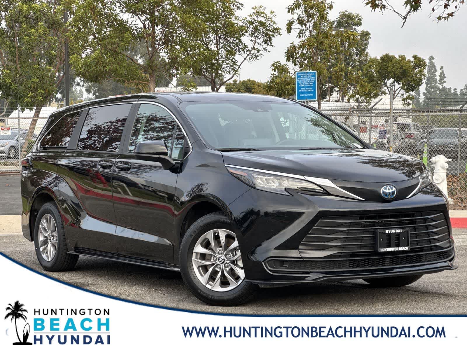 2024 Toyota Sienna LE's photo