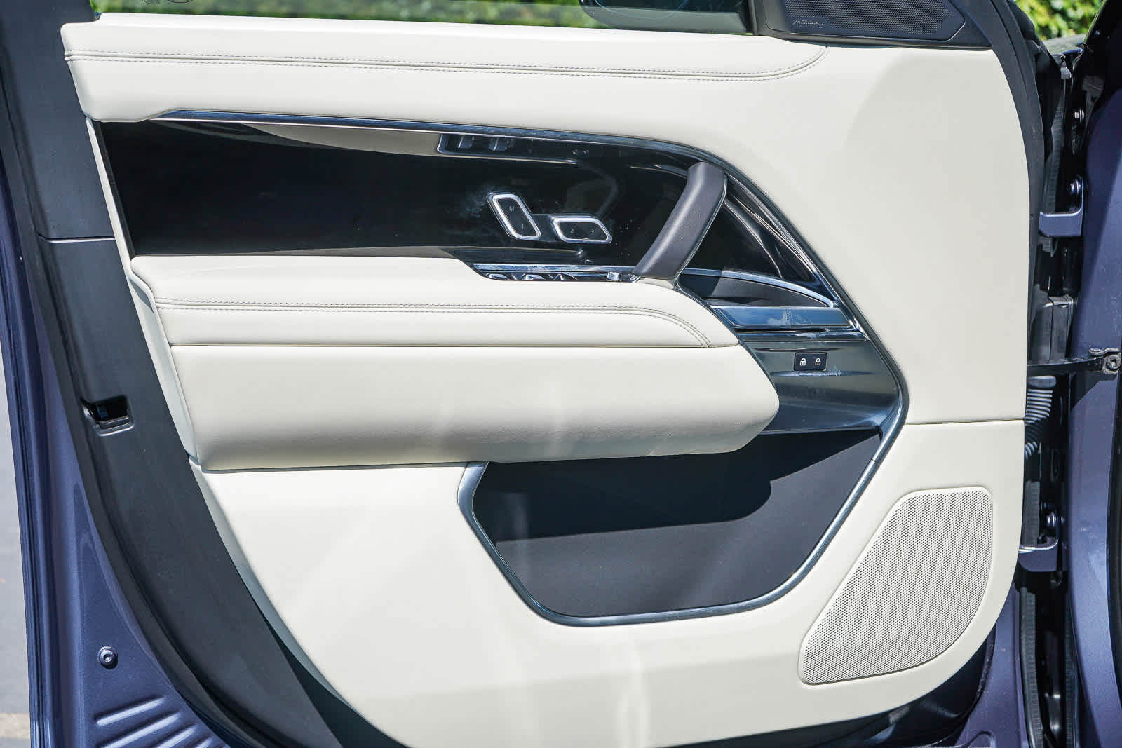 Thumbnail: 2025 Land Rover Range Rover - 20