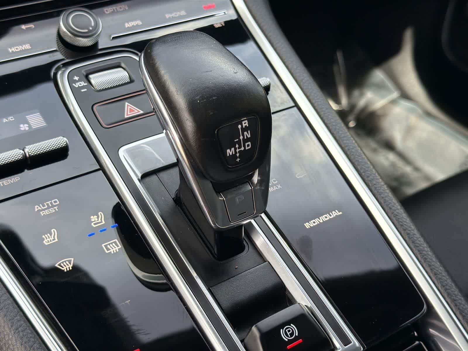 Thumbnail: 2021 Porsche Panamera - 17