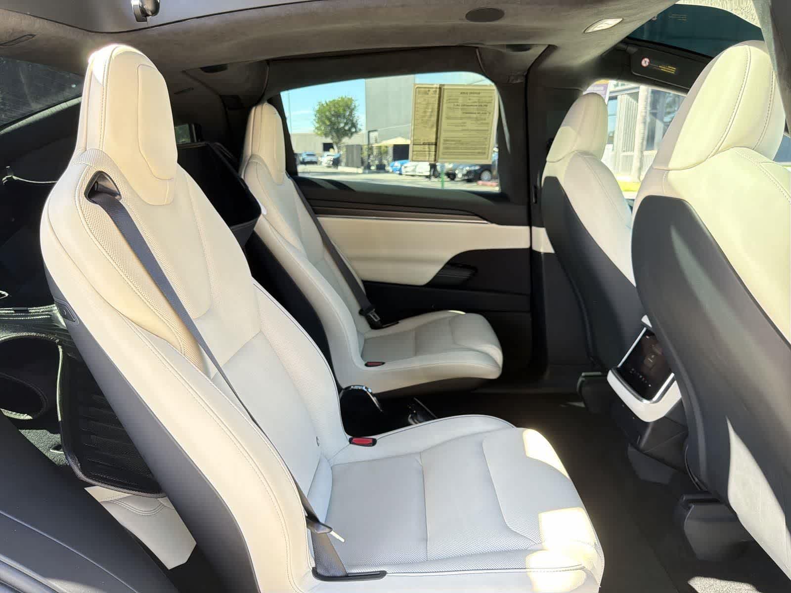 Thumbnail: 2022 Tesla Model X - 32