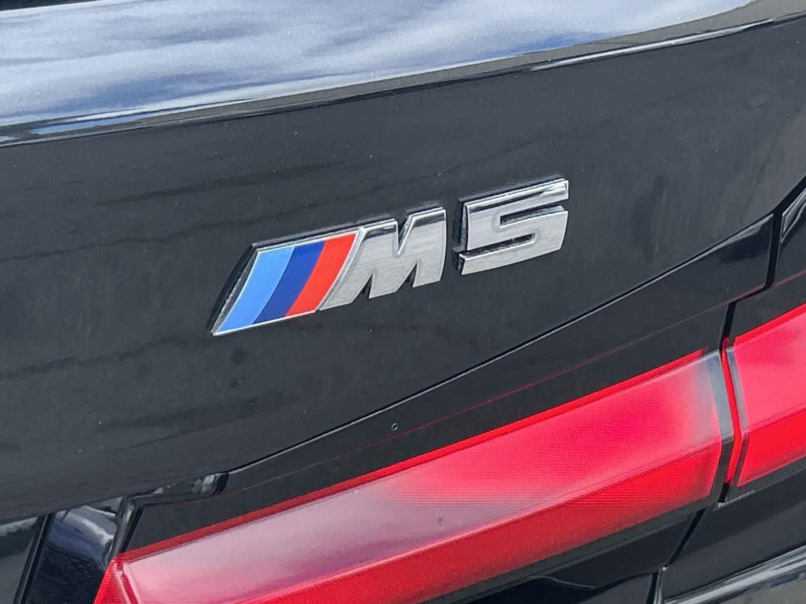 Thumbnail: 2023 BMW M5 - 10
