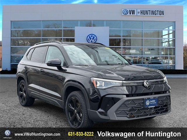 2025 Volkswagen Taos SE Black's photo