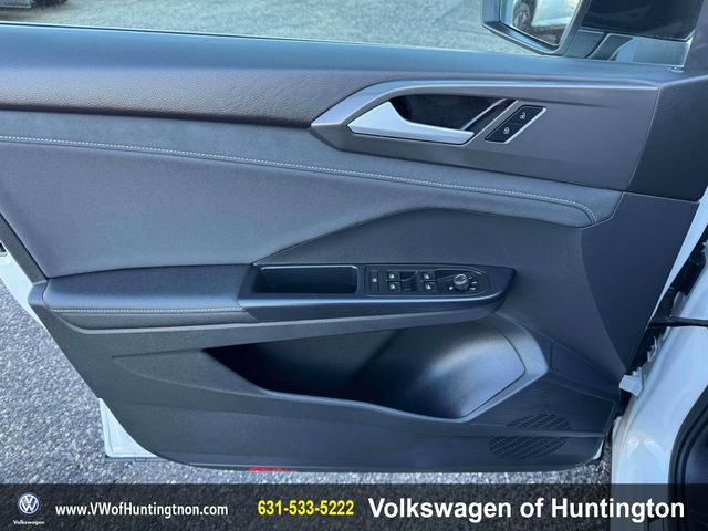 2025 Volkswagen Taos SE Black - Photo 16