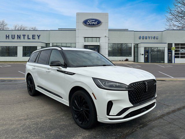 2025 Lincoln Aviator Reserve photo 2