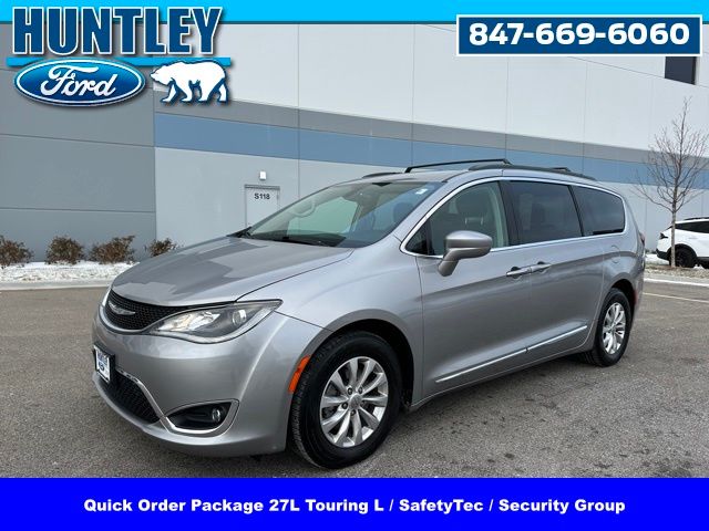 2017 Chrysler Pacifica Touring-L's photo