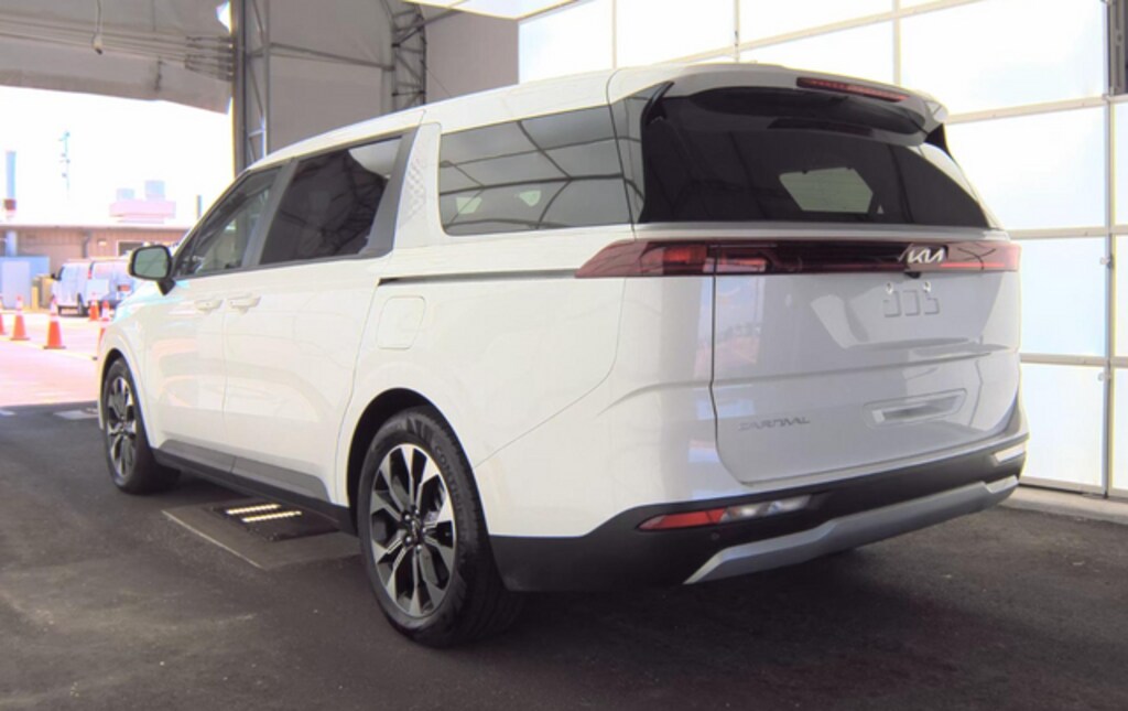Used 2024 Kia Carnival EX Minivan/Van