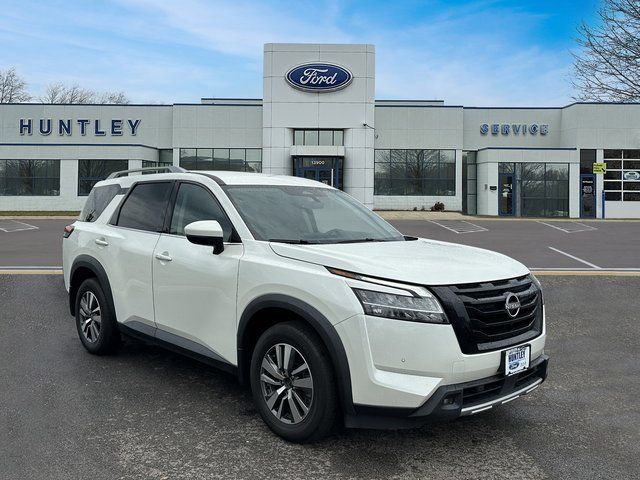 2023 Nissan Pathfinder SL photo 3