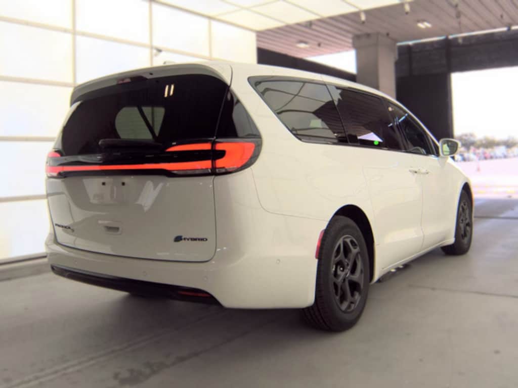 Used 2022 Chrysler Pacifica Hybrid Touring L Minivan/Van