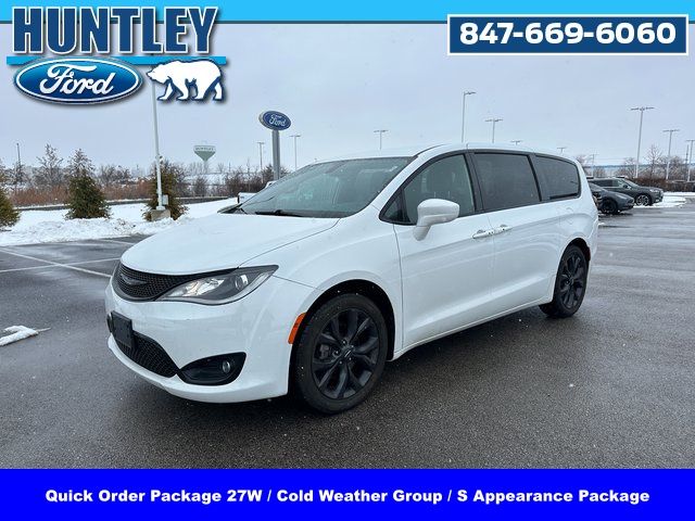 2020 Chrysler Pacifica Touring's photo