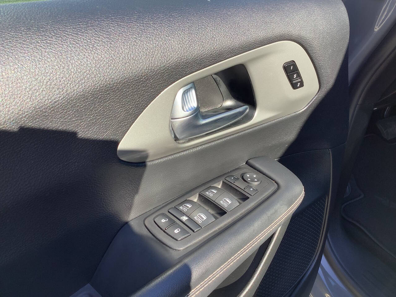 2025 Chrysler Pacifica Select - Photo 11