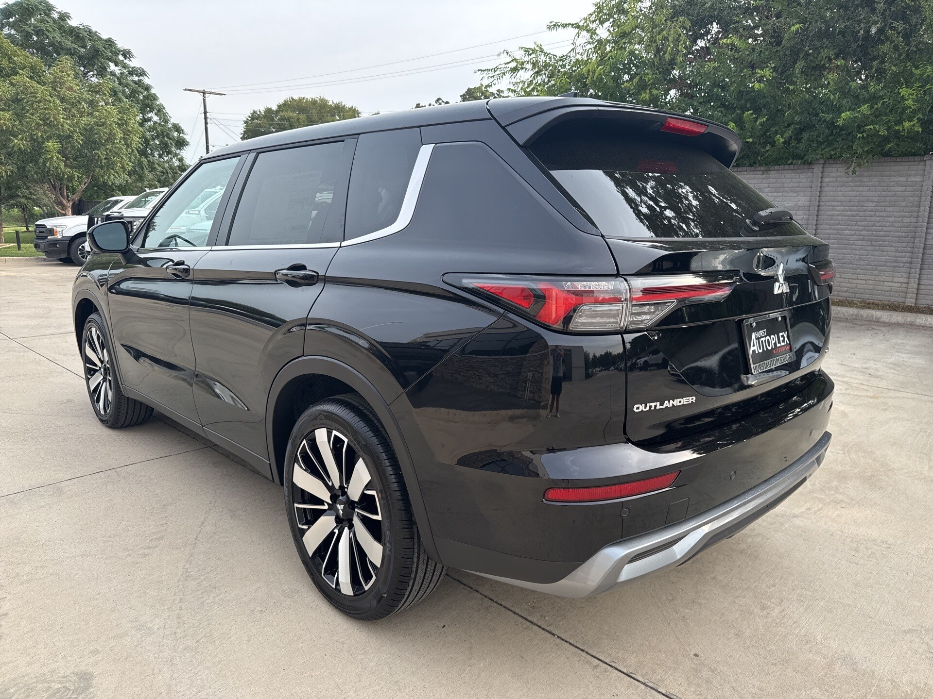 2025 Mitsubishi Outlander SE photo 3