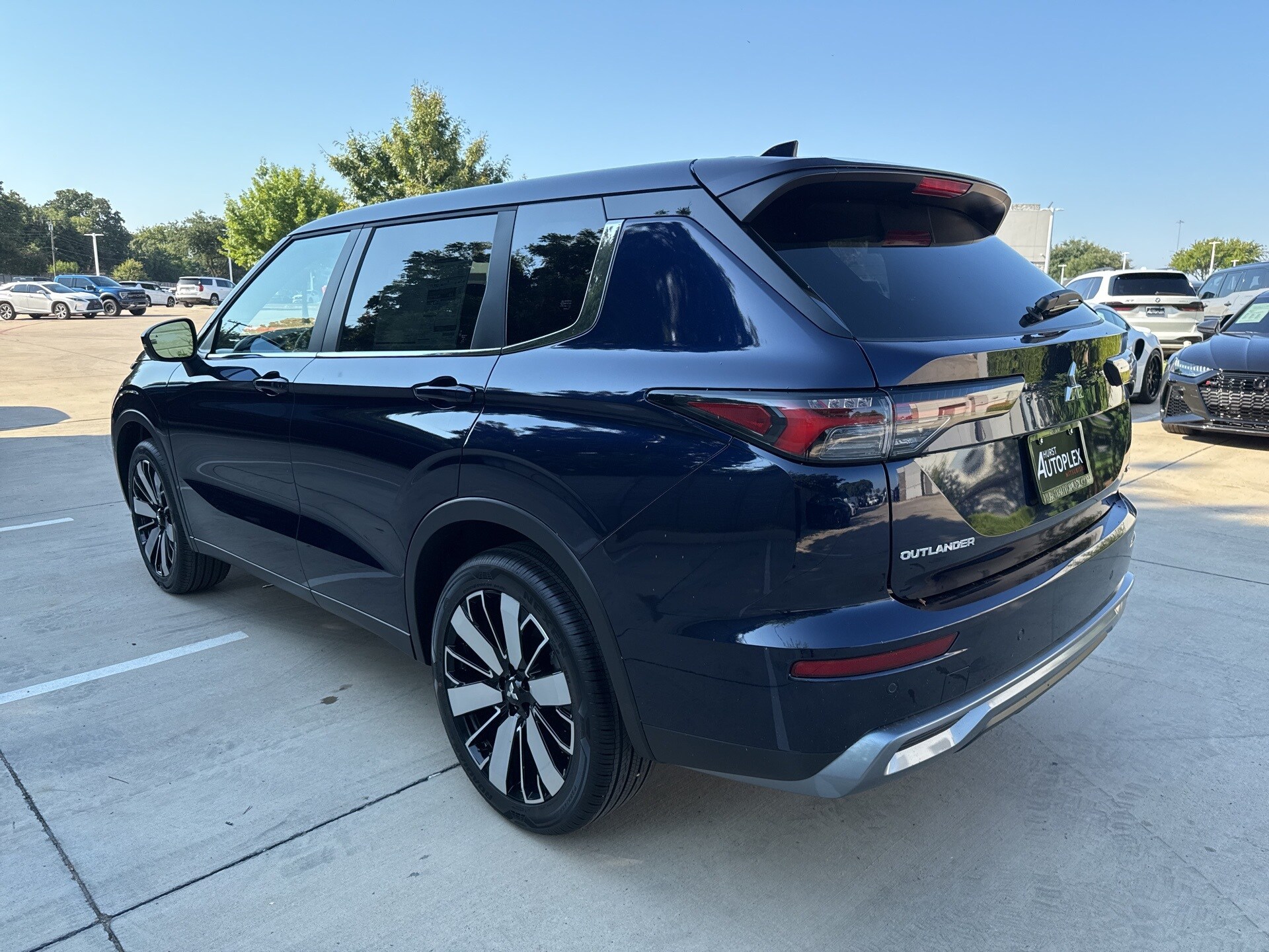 2025 Mitsubishi Outlander SE photo 3