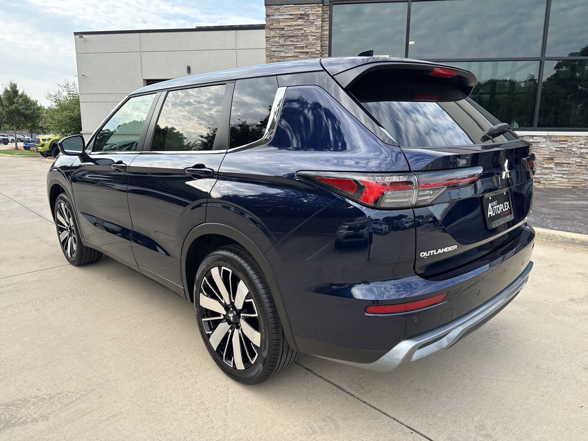 2025 Mitsubishi Outlander SE photo 3