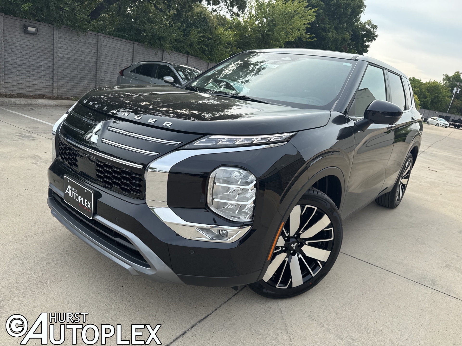 2025 Mitsubishi Outlander SE's photo