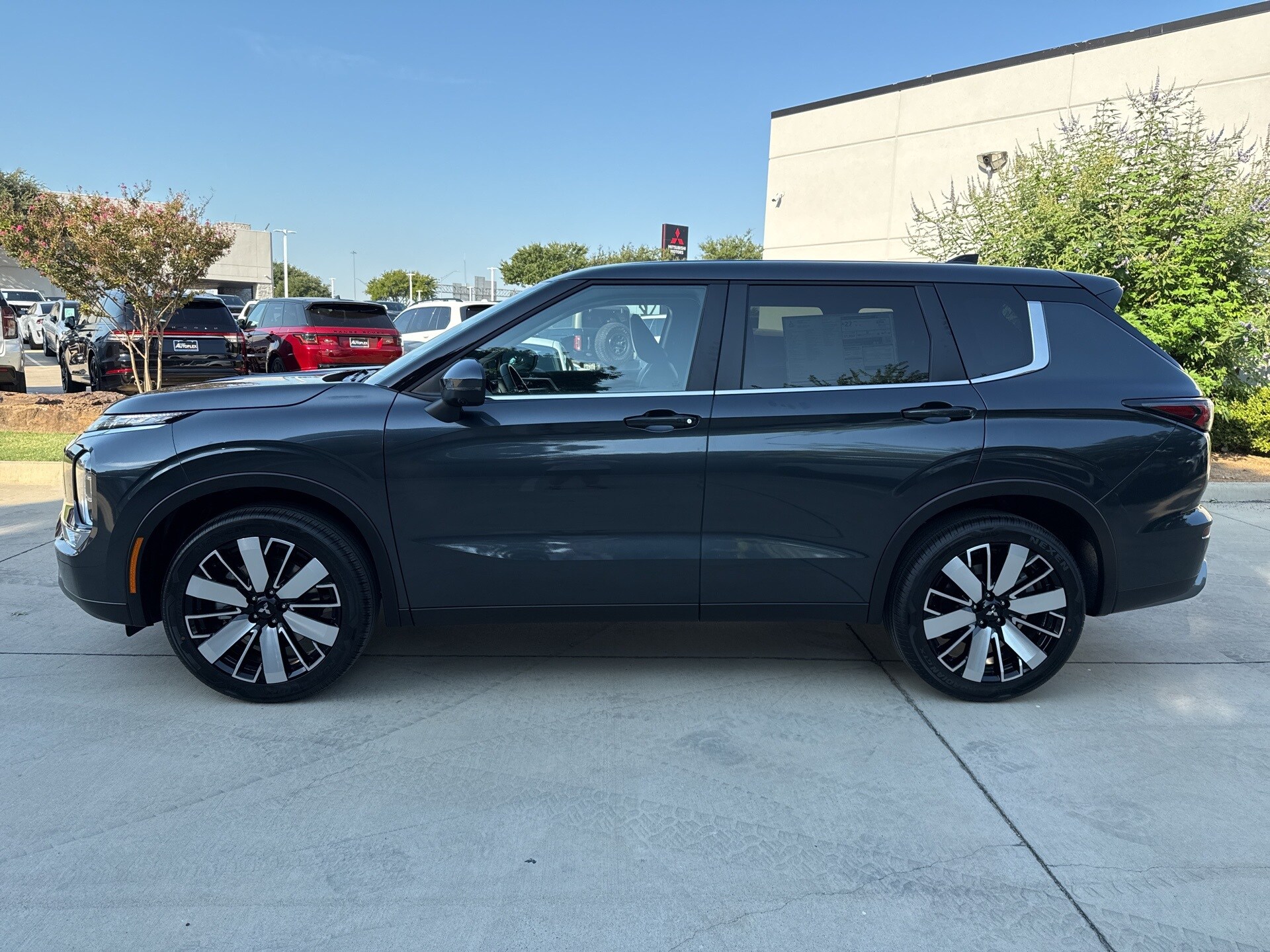 2025 Mitsubishi Outlander SE photo 4