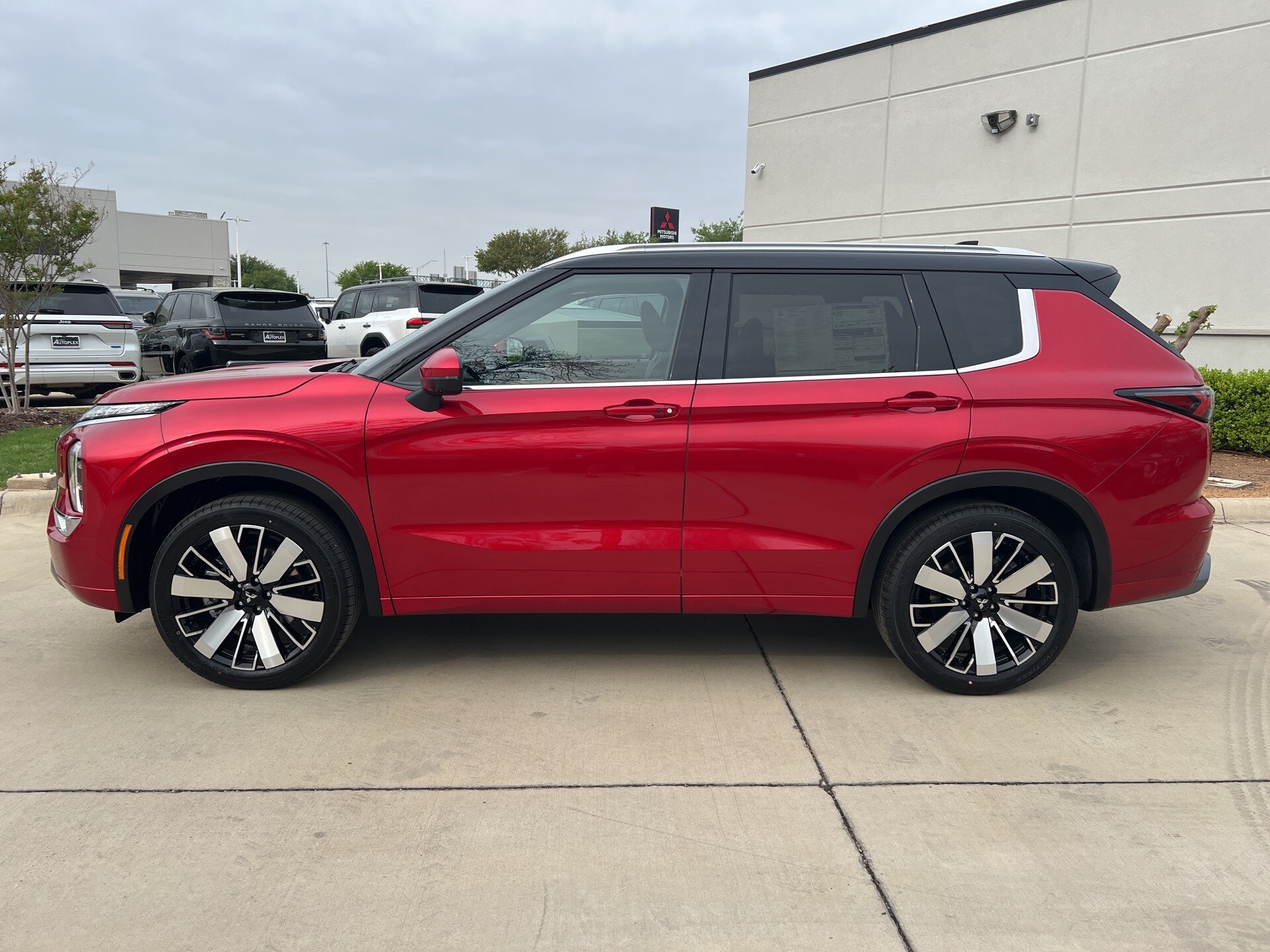 2025 Mitsubishi Outlander SEL photo 4