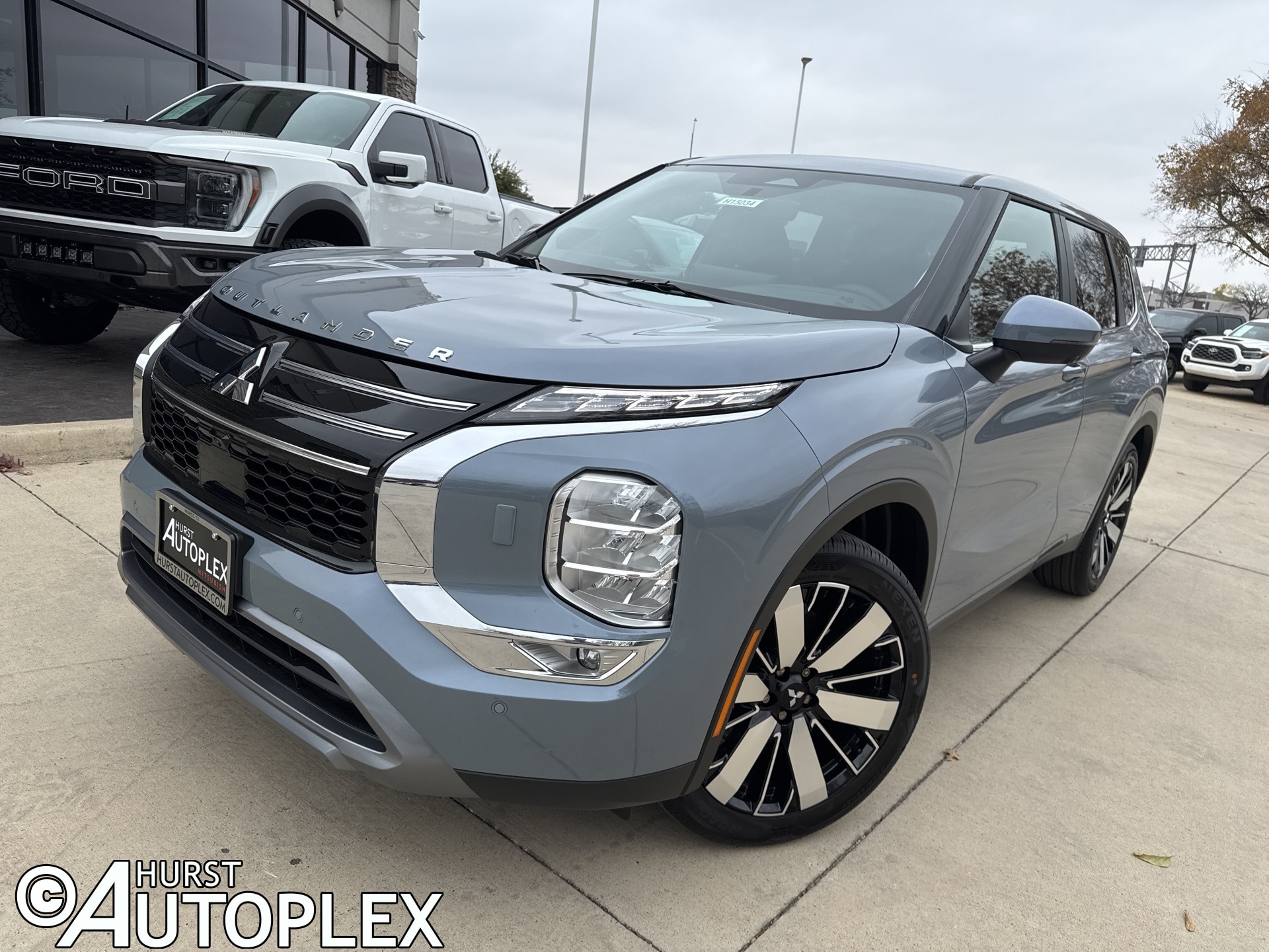 2026 Mitsubishi Outlander SE's photo