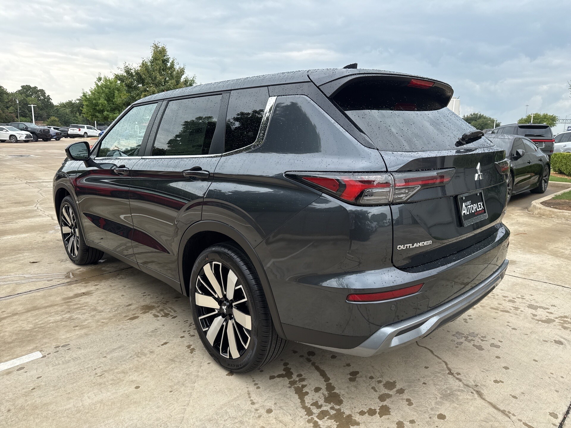 2025 Mitsubishi Outlander SE photo 3