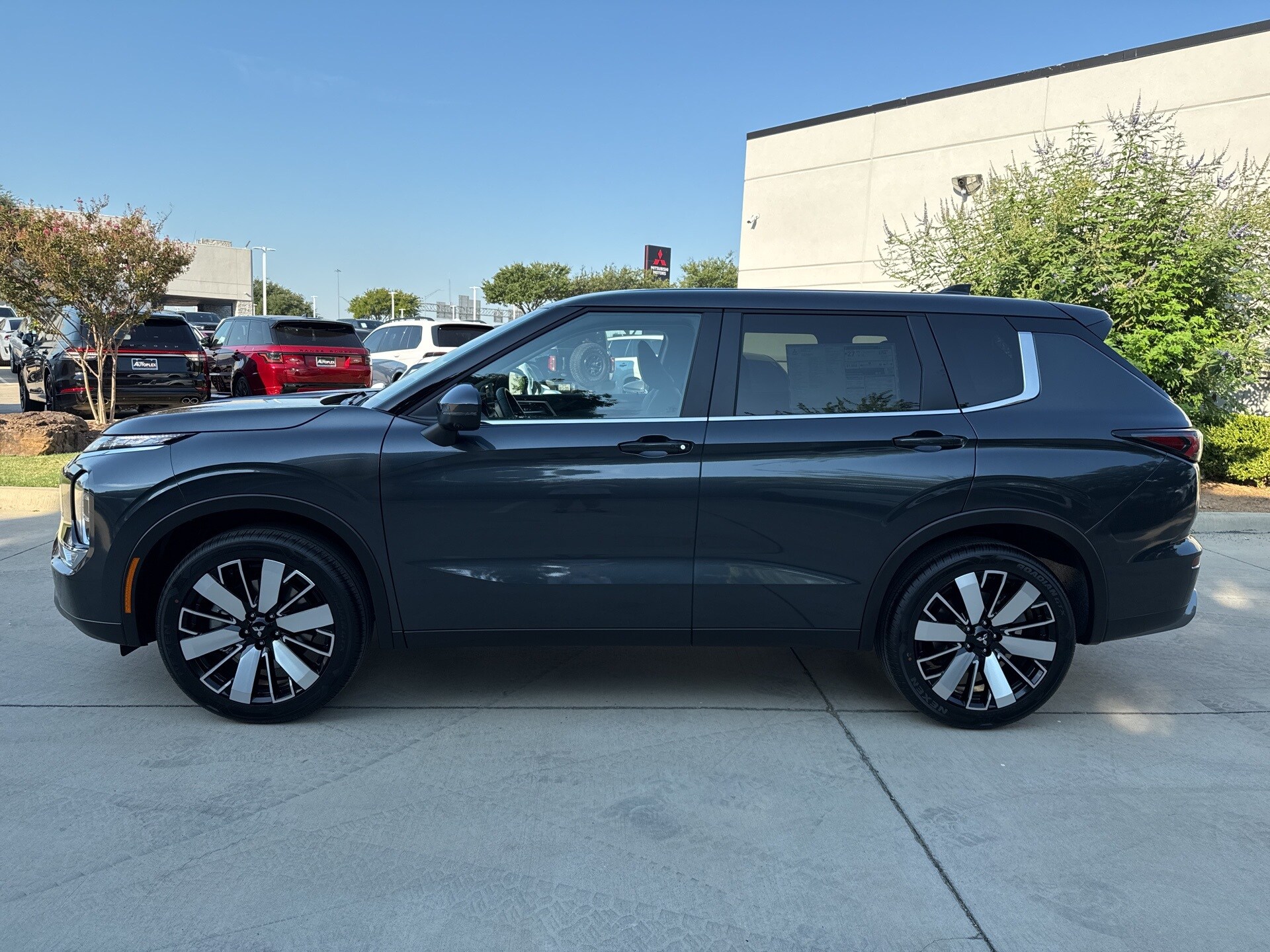 2025 Mitsubishi Outlander SE photo 4