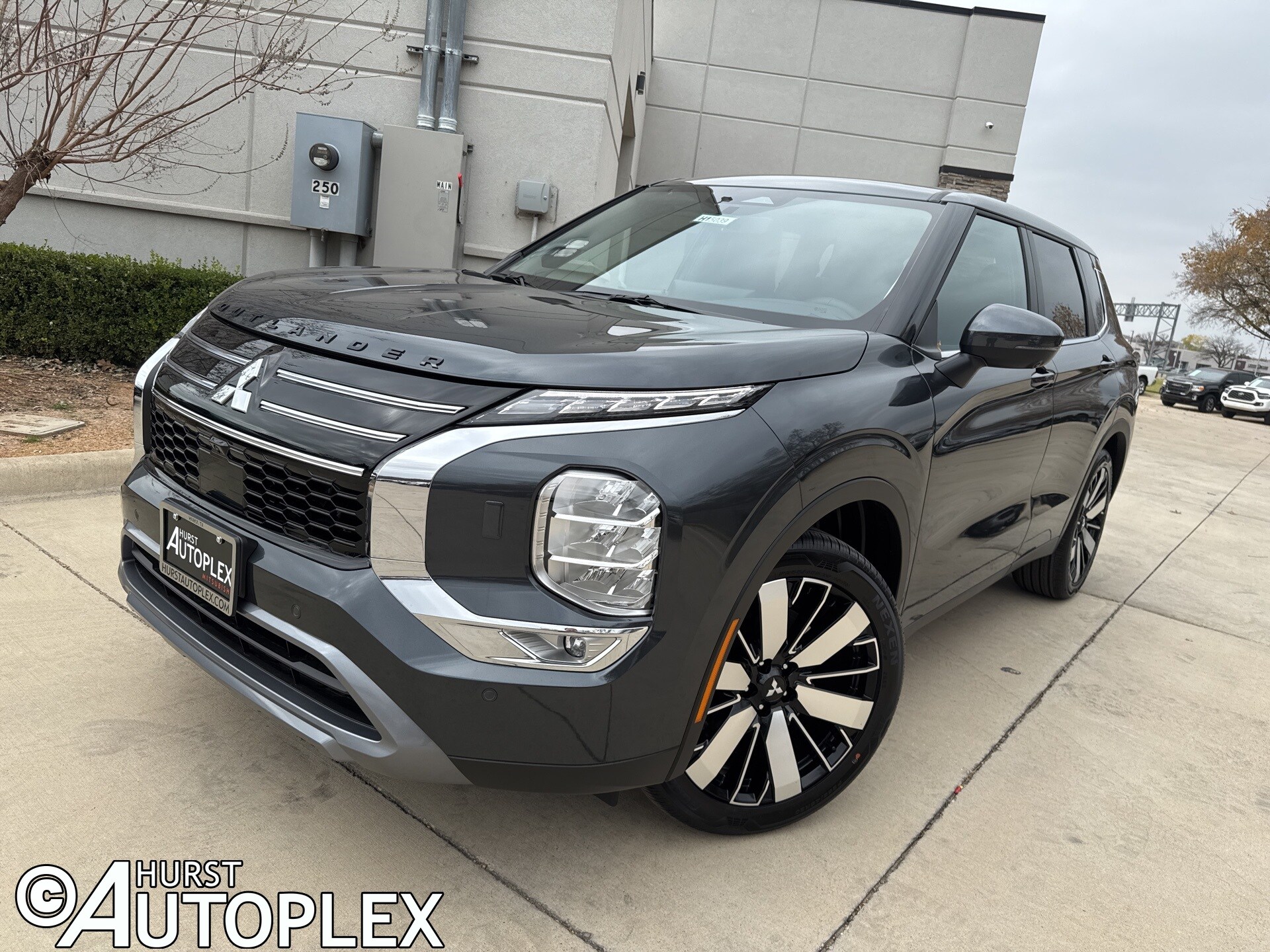 2026 Mitsubishi Outlander SE's photo