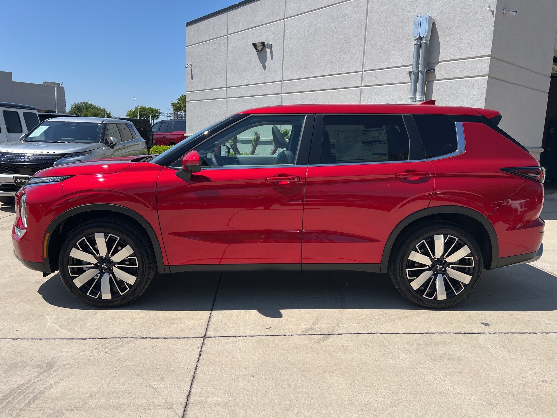 2025 Mitsubishi Outlander SE photo 4