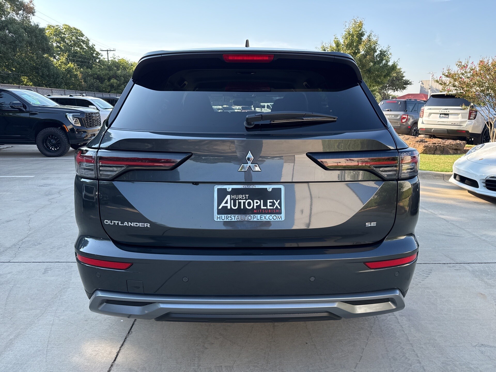 2025 Mitsubishi Outlander SE photo 2