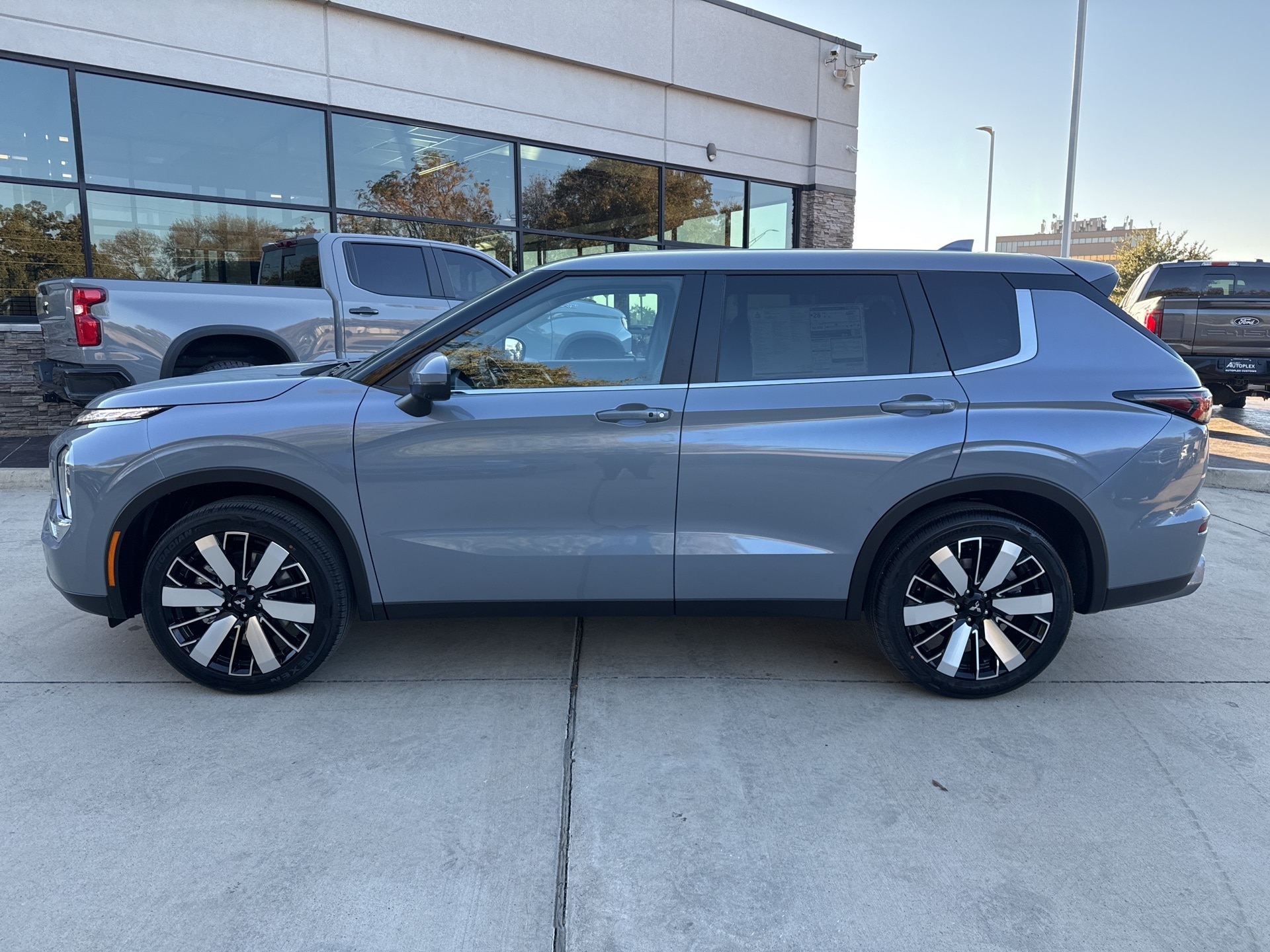 2025 Mitsubishi Outlander SE photo 4