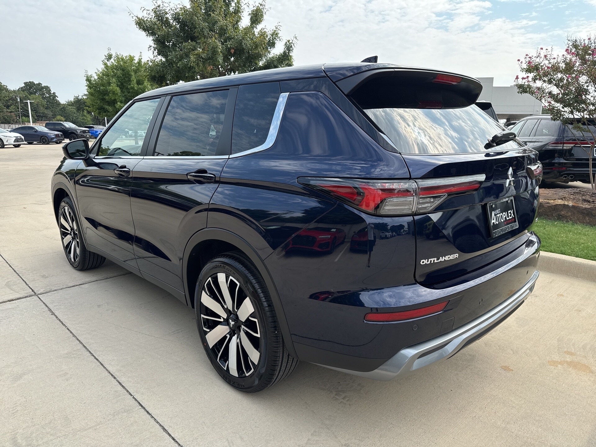 2025 Mitsubishi Outlander SE photo 3