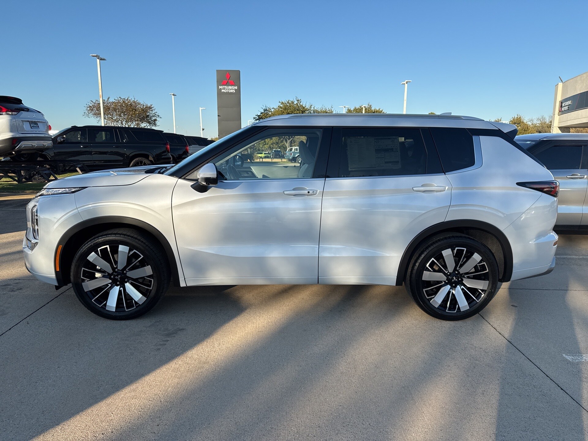 2025 Mitsubishi Outlander SEL photo 4