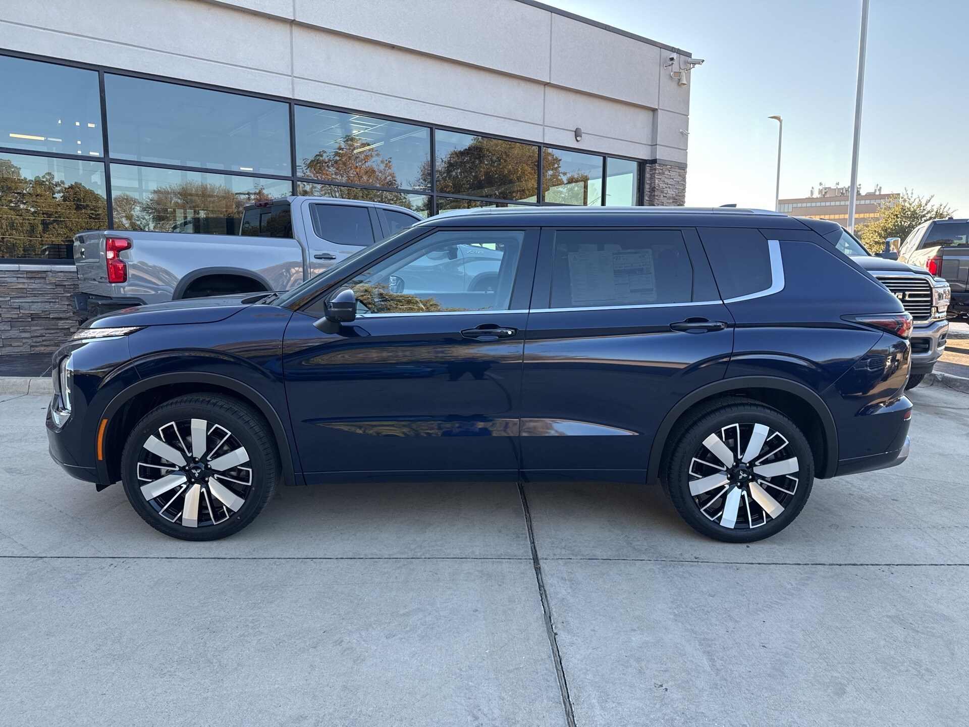 2025 Mitsubishi Outlander SEL photo 4