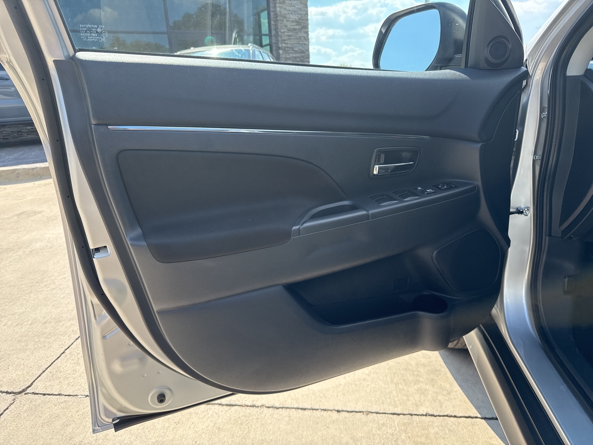 2025 Mitsubishi Outlander Sport LE photo 2