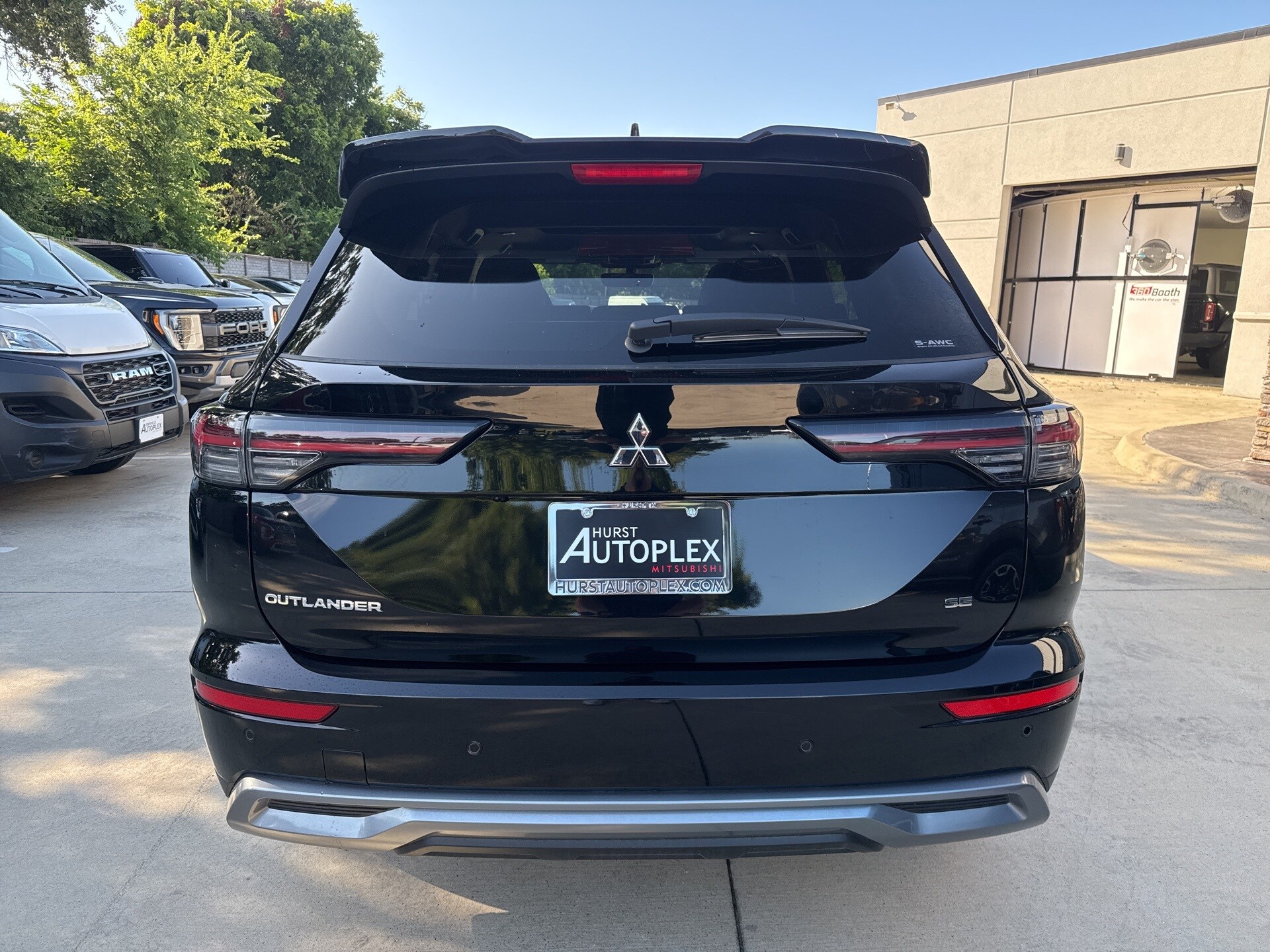2025 Mitsubishi Outlander SE photo 2