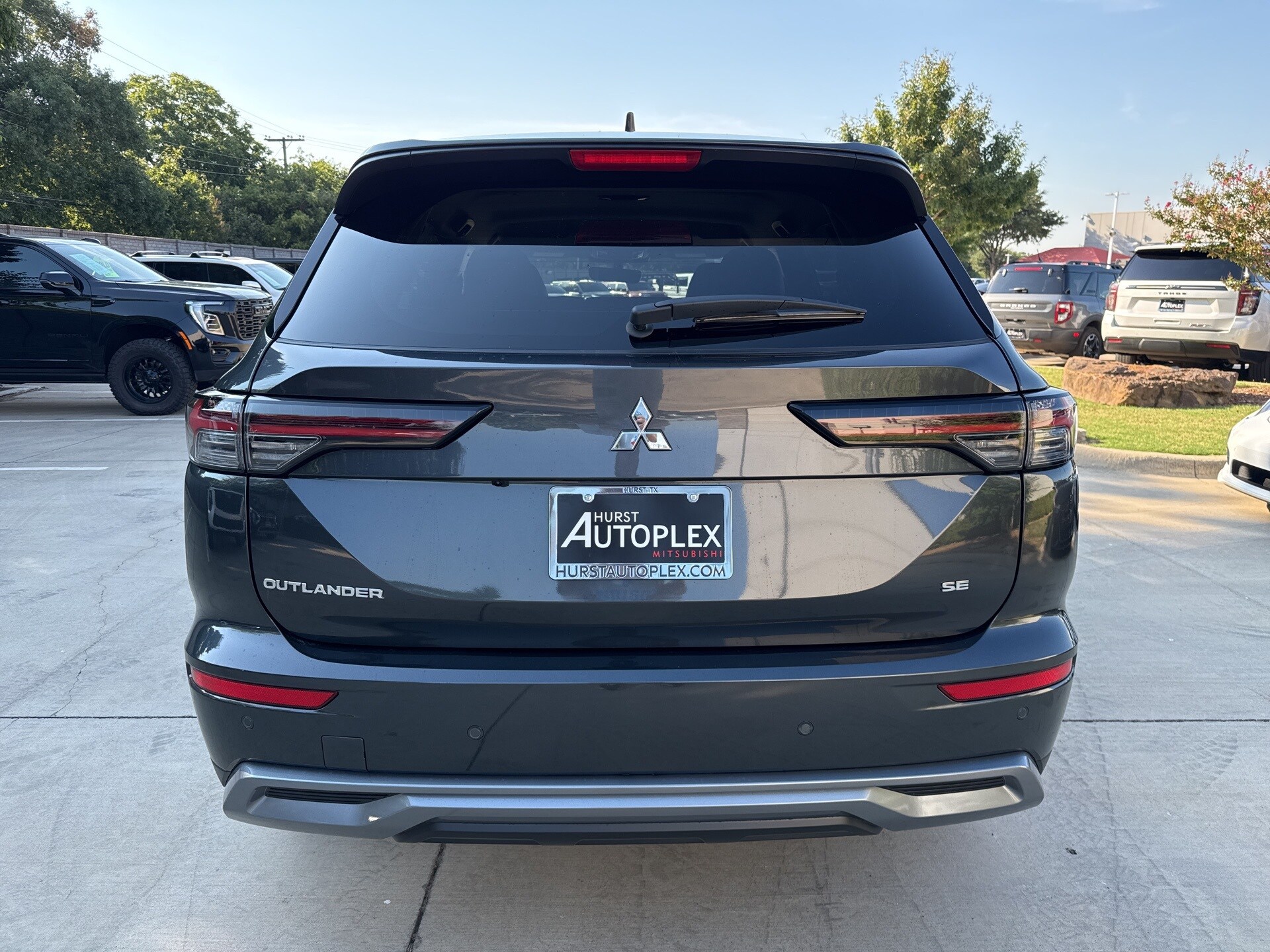 2025 Mitsubishi Outlander SE photo 2
