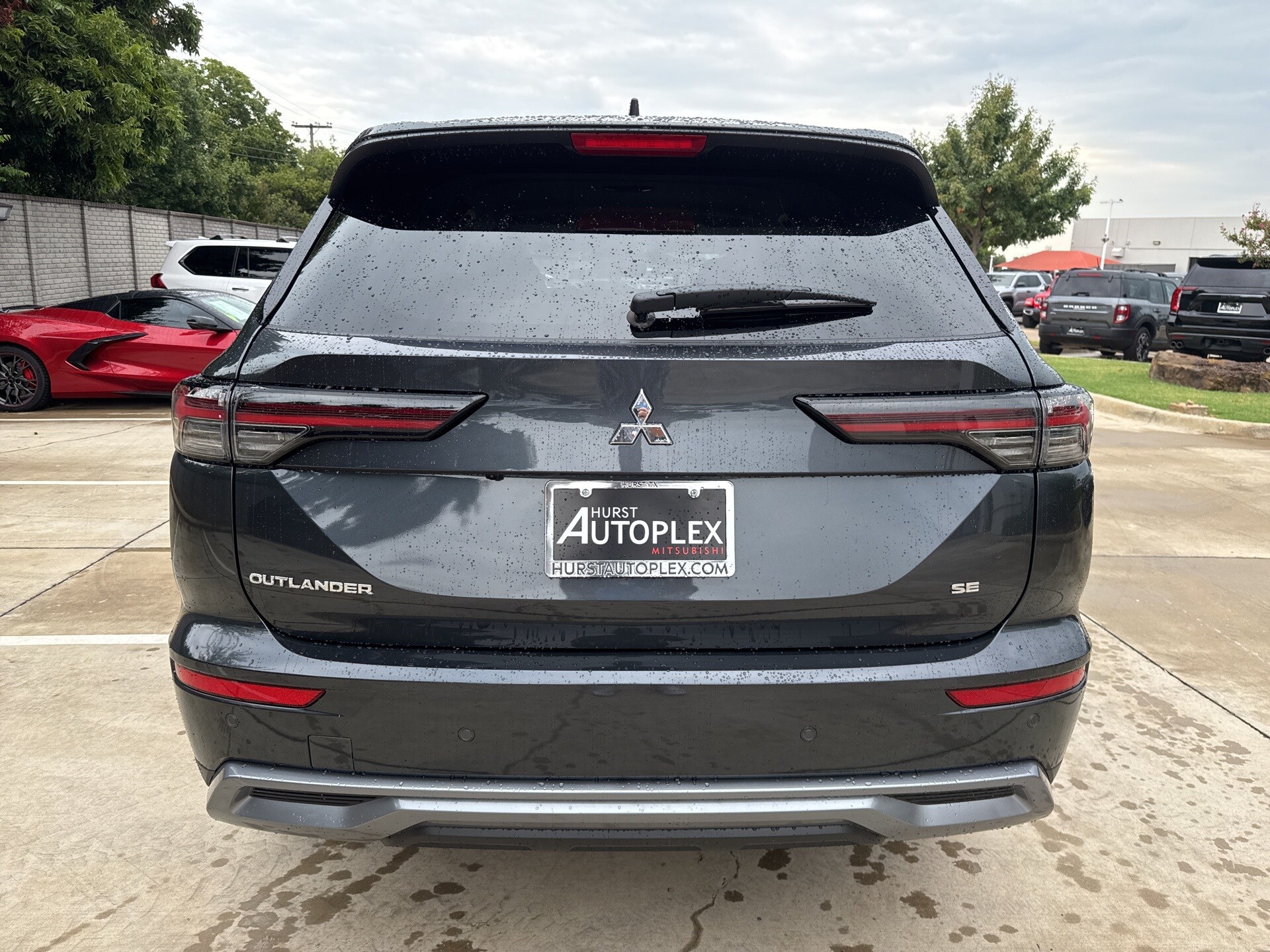 2025 Mitsubishi Outlander SE photo 2