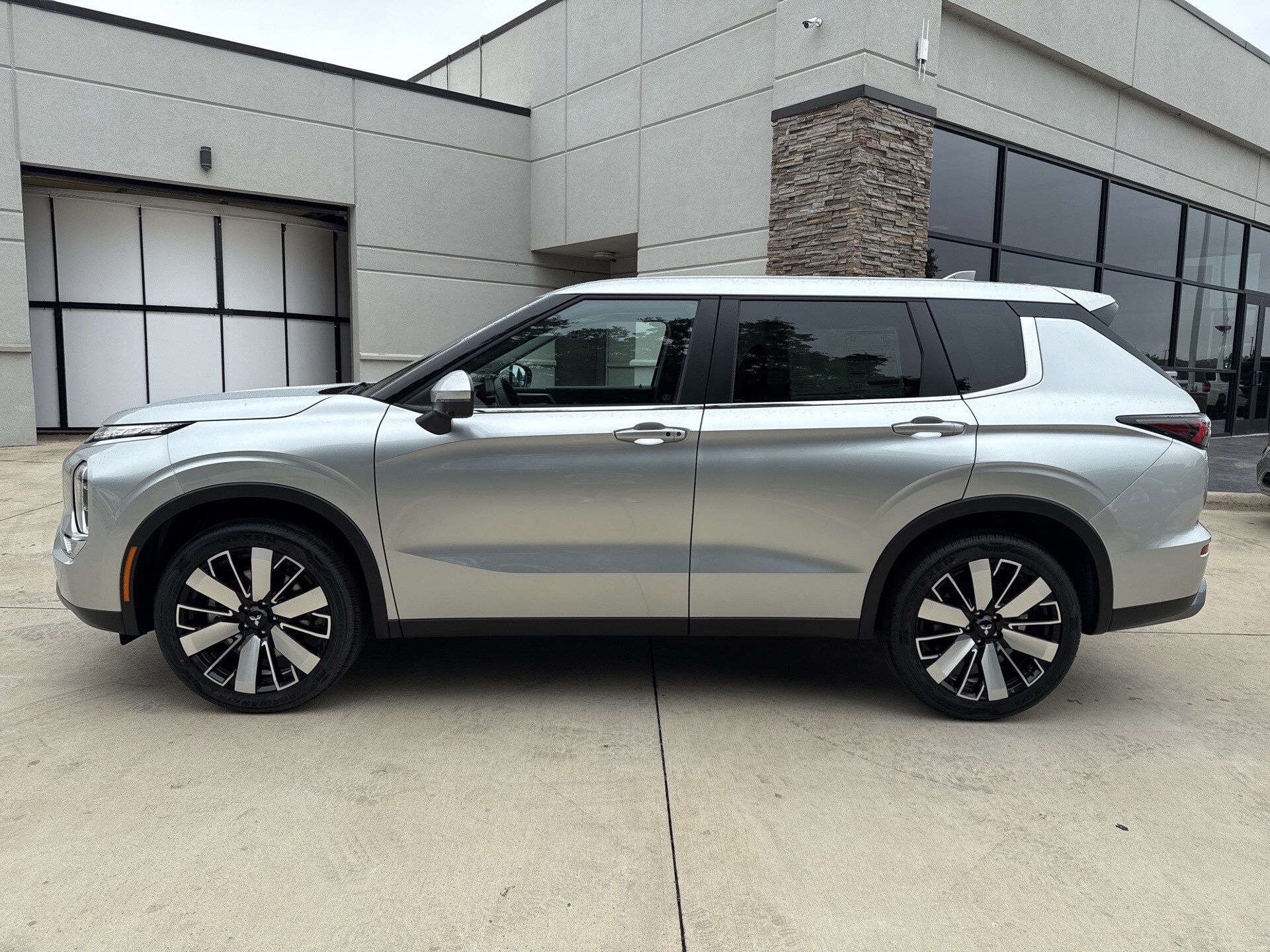 2025 Mitsubishi Outlander SE photo 4
