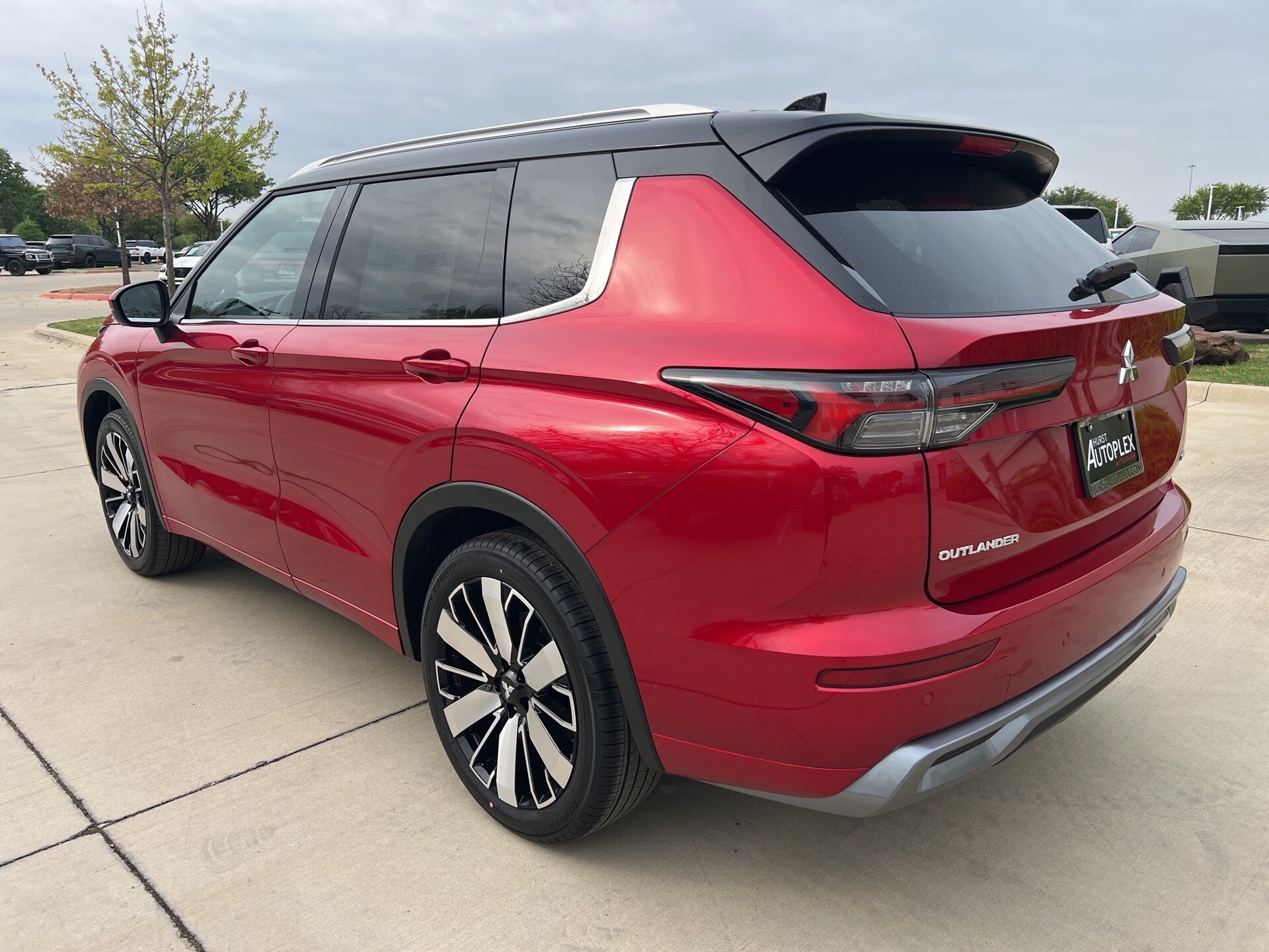 2025 Mitsubishi Outlander SEL photo 3