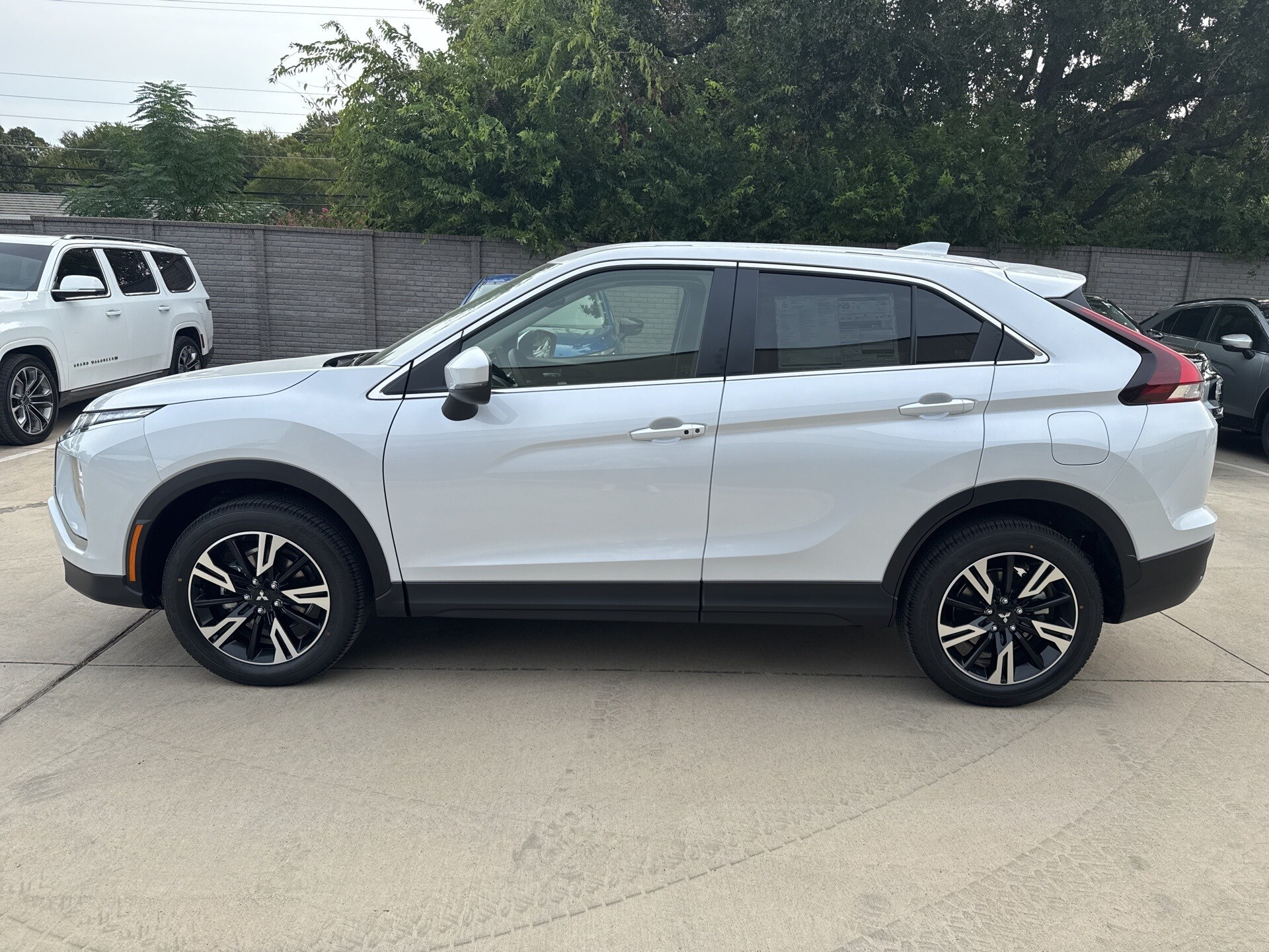 2025 Mitsubishi Eclipse Cross SE photo 3