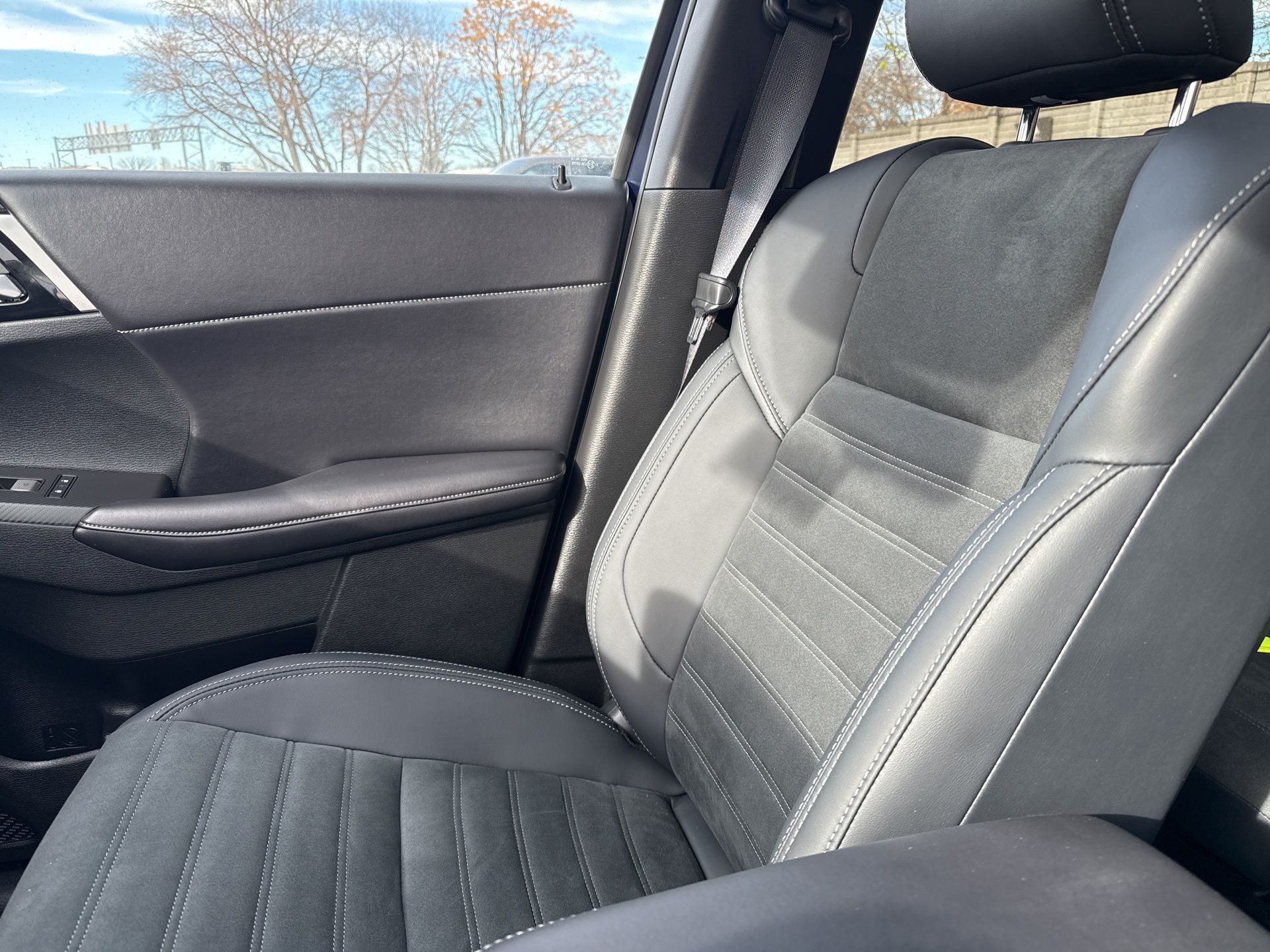 2025 Mitsubishi Outlander Plug-in Hybrid SE - Photo 10