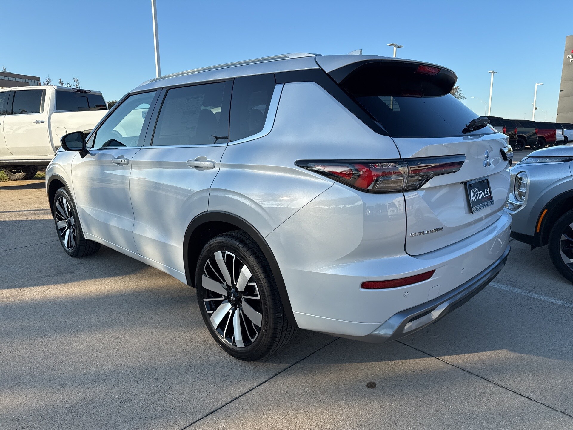 2025 Mitsubishi Outlander SEL photo 3