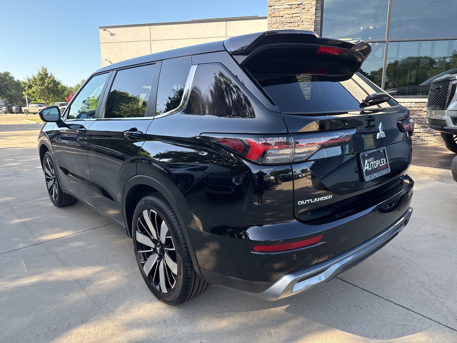 2025 Mitsubishi Outlander SE photo 3
