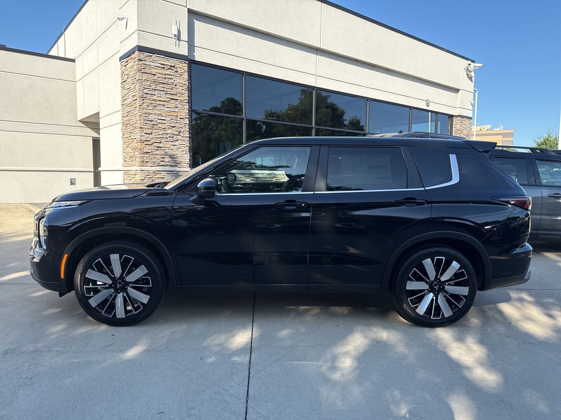 2025 Mitsubishi Outlander SE photo 4